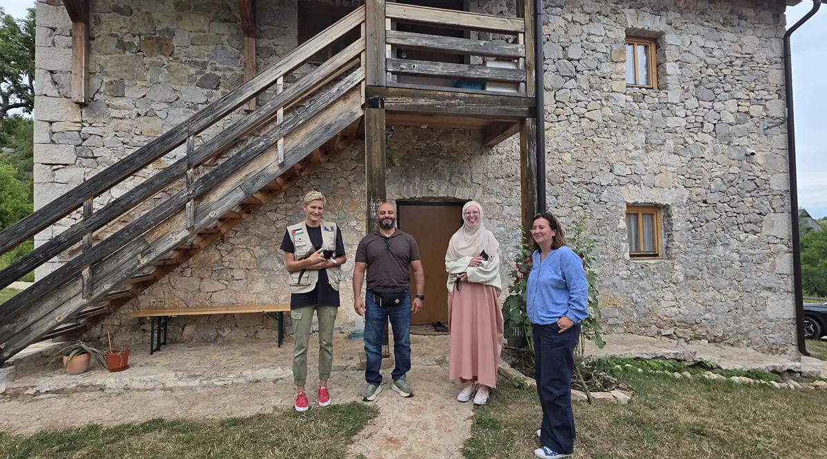 Swiss Barakah Charity Director visits Ledići and supports the completion of the Small Family Home courtyard renovation