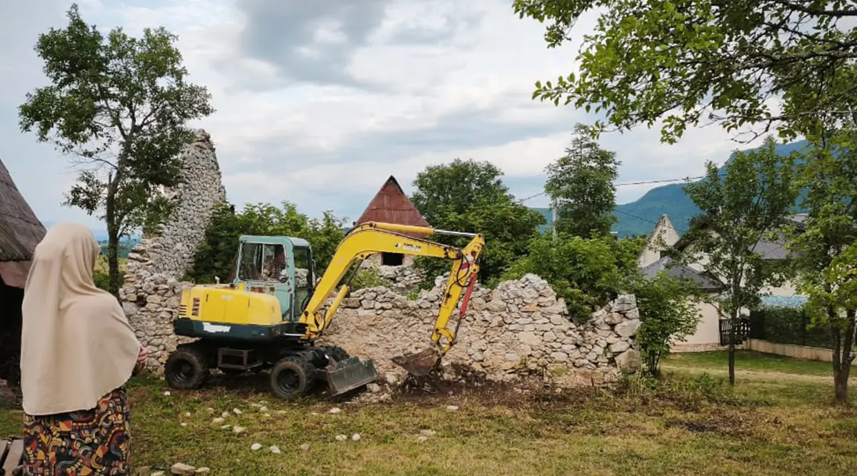 Neighbor Mustafa from Ledići voluntarily cleared rocks from the yard of the Small Family Home